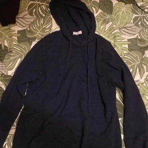Mörkblå hoodie från Venzo  Kashmir  - Köpte här på plick men hittade en annan. Säljer en stilren mörkblå hoodie från Venzo. Perfekt för en avslappnad look med sin klassiska design och bekväma passform i kashmir, skick 8/10 strl 167