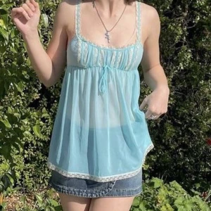 vintage Victoria's Secret babydoll top - Säljer denna eftertraktade vintage Victoria’s Secret babydoll top i storlek S. Supersöt och i toppen skick🥹🎀 (första bilden är lånad)