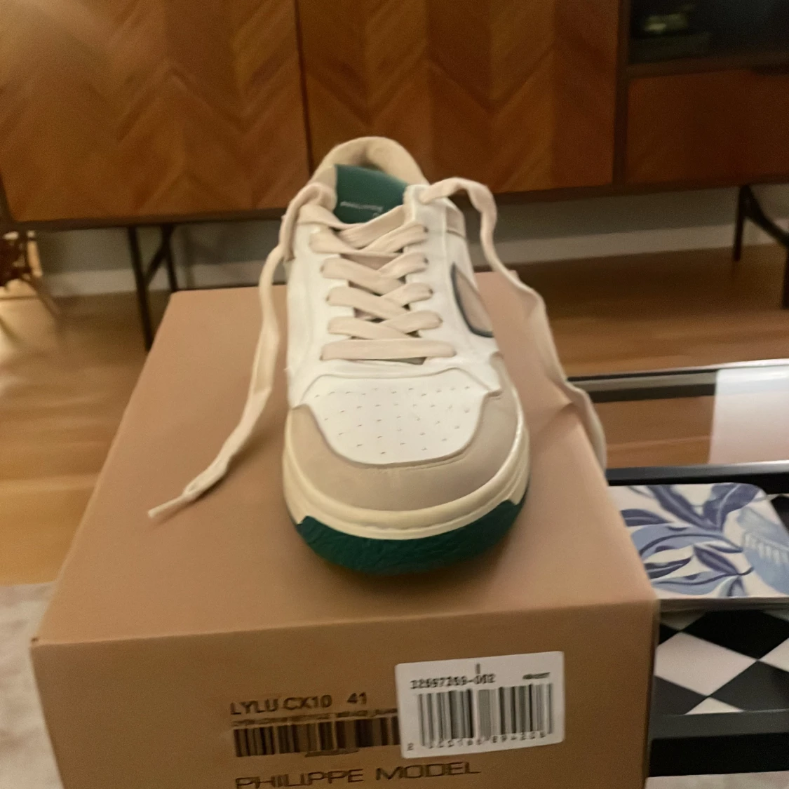 Vita sneakers från Philippe Model