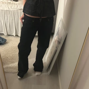 Svarta baggy jeans - Säljer nu mina baggy jeans, suuuuuper snygga med låg midja. Passar till allt⭐️.