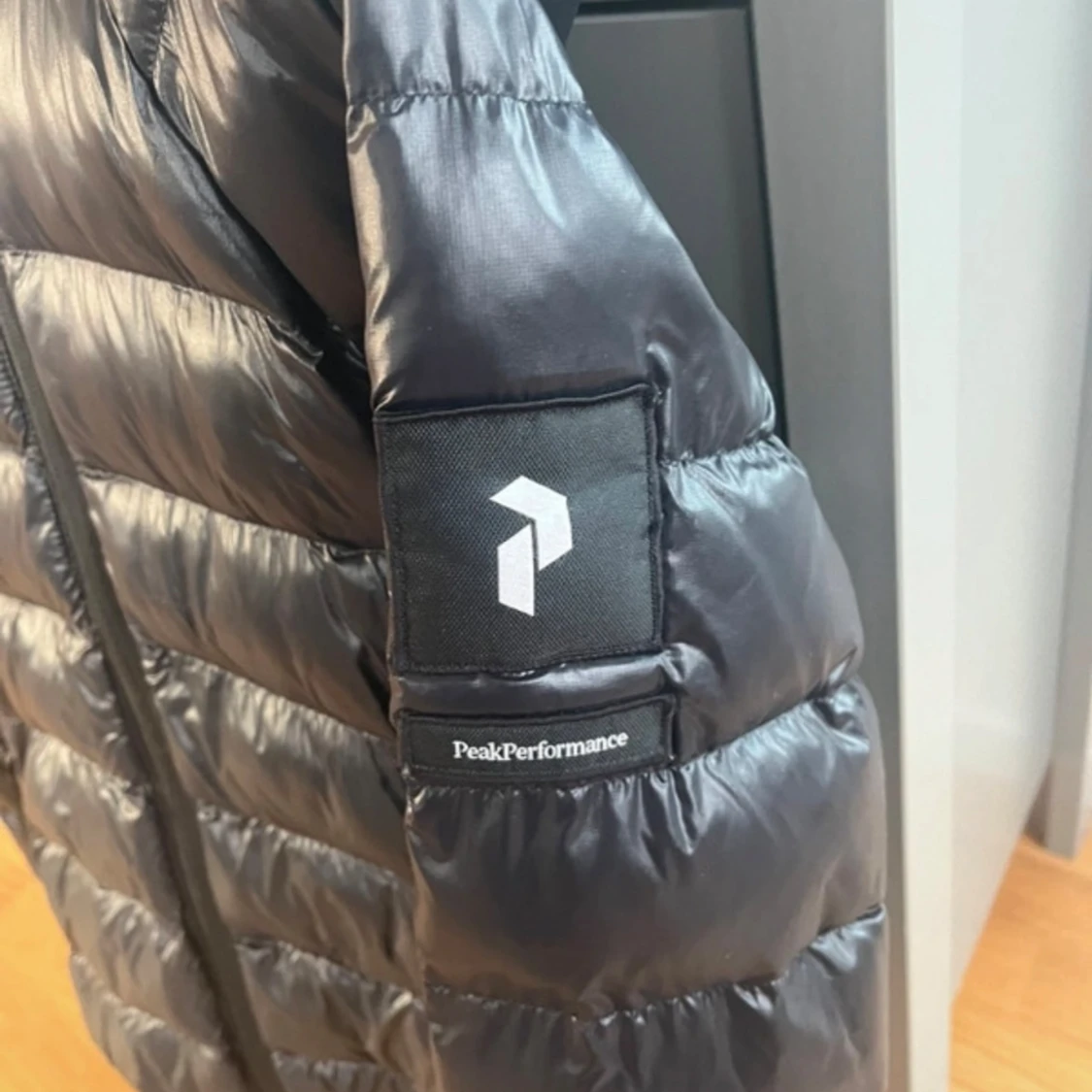 Svart dunjacka från Peak Performance - 1