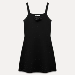 Zara klänning  - Slutsåld svart ”stickad” elegant klänning från Zara med dekorpärlor. I nyskick. I storlek M men passar mindre-större. 