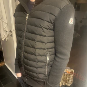 Moncler cardigan - Säljer en stilren svart cardigan från Moncler med dragkedja och långa ärmar. Skick 8/10
