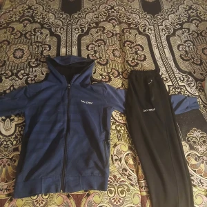 Svarta mjukisbyxor från No Drop - Säljer ett par svarta mjukisbyxor från No Drop. Byxorna har en elastisk midja och dragkedjor vid fickorna för extra säkerhet. Perfekta för en avslappnad stil.