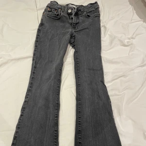 Svarta bootcut jeans - Snygga svarta bootcut jeans med låg midja. Perfekta för en avslappnad stil med en touch av retro. Passar bra till både sneakers och boots.💕