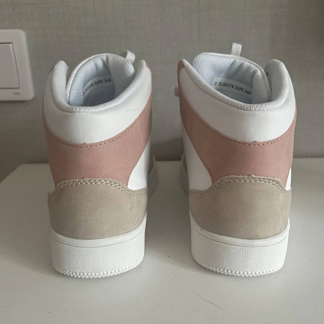 Vita och beige sneakers med rosa detaljer - 1