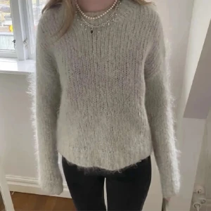 Mohair tröja - Mysig grå mohair tröja med långärmad design. Storlek S sälj då den är för stor men älskar verkligen färgen och modellen❤️