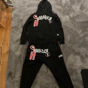 Svart hoodie från Hoodrich - Säljer ett svart hoodrich set från Hoodrich med stora tryck i vitt och rött. Perfekt för en avslappnad stil. Har blivit ett hål bak på byxan men har sytt ihop det och det är inget man tänker på. Tveka inte om ni har någon fråga! Mvh Alvin