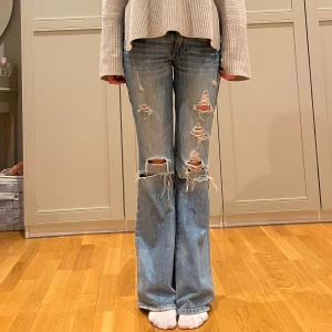 Såå snygga jeans❤️ - ♥️Bud:1700!♥️ Så snygga lågmidjade bootcut jeans med hål! Såå unika och snygga!! ❤️❤️❤️De är insydda!! Midjemått= 36 tvärs över. Innerbenslängd=80cm Över låret=24cm till gylfen=21cm. 