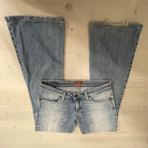 Lågmidjade bootcut jeans - Midjemåttet 36. Innerbenslängd 74. Grenmått 18. Hon på bilden är 163💗
