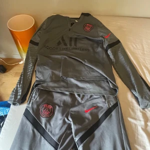 Psg/Nike tracksuit  - Säljer nu min psg tracksuit i storlek S-M. Passar till det mesta. Bra skick, jättelite slitage på byxorna men inget man märker. Tveka inte att höra av dig vid minsta fundering. 