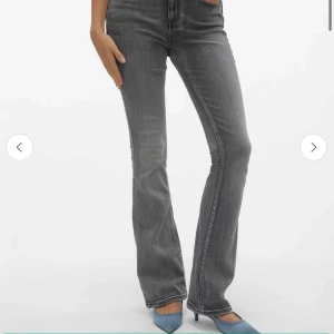 Grå bootcut jeans - Snygga grå bootcut jeans med mid waist. De har en klassisk femficksdesign och en bekväm passform. Perfekta för en stilren look.