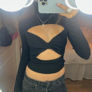 Cut out topp - Så snygg cut out topp perfekt på fest 🪩💓 storlek S, står NLY ONE på lappen