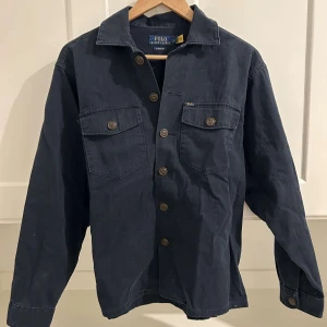 Ralph lauren overshirt - Färg: mörkblå Storlek: S Skick: Mycket bra  Pris: 699kr