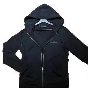 J.Lindeberg zip hoodie  - Säljer en stilren svart hoodie från J.Lindeberg med dragkedja | inga defekter eller liknade | hör av er vid frågor!