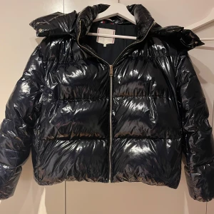 Tommy Hilfiger jacka storlek L - Storlek L. Fint skick.