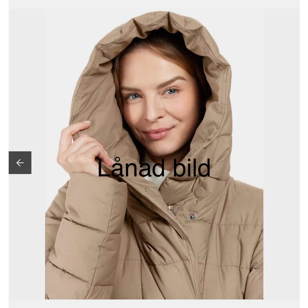 Säljer en snygg beige lång dunjacka med huva. Jackan har en stilren design med dragkedja och knappar framtill. Perfekt för kyliga dagar med sin långa passform och quiltade mönster.! 🧥 Didrikson i storlek 34, den är för stora för mig, skulle säga att den nog passar upp till en liten 38/M beroende på vart man drar. Har knappt använt dem så den är som nya. Yttermaterial 100% polyester. Längd 121 cm rakt ner över ryggen Bröst bredd 50 cm Tvättas 40 grader skon tvätt . Takit.