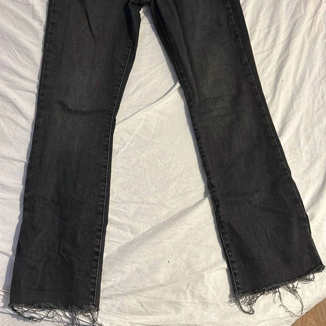 Svarta jeans med fransiga kanter - 3