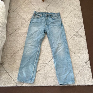 Ljusblå jeans från Weekday - Lljusblå jeans från Weekday i modellen Space Relaxed Straight. 