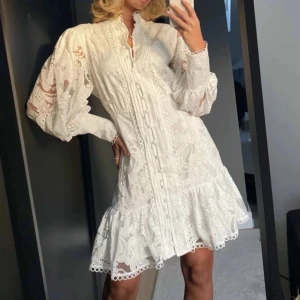 Vit spetsklänning med volangdetaljer - Säljer min superfina studentklänning med spets och volangdetaljer. Användes ändrat på mottagningen, är kemtvättad och har inga tecken på användning - inga defekter på spetsen och inga fläckar! Helt slutsåld på hemsidan❤️
