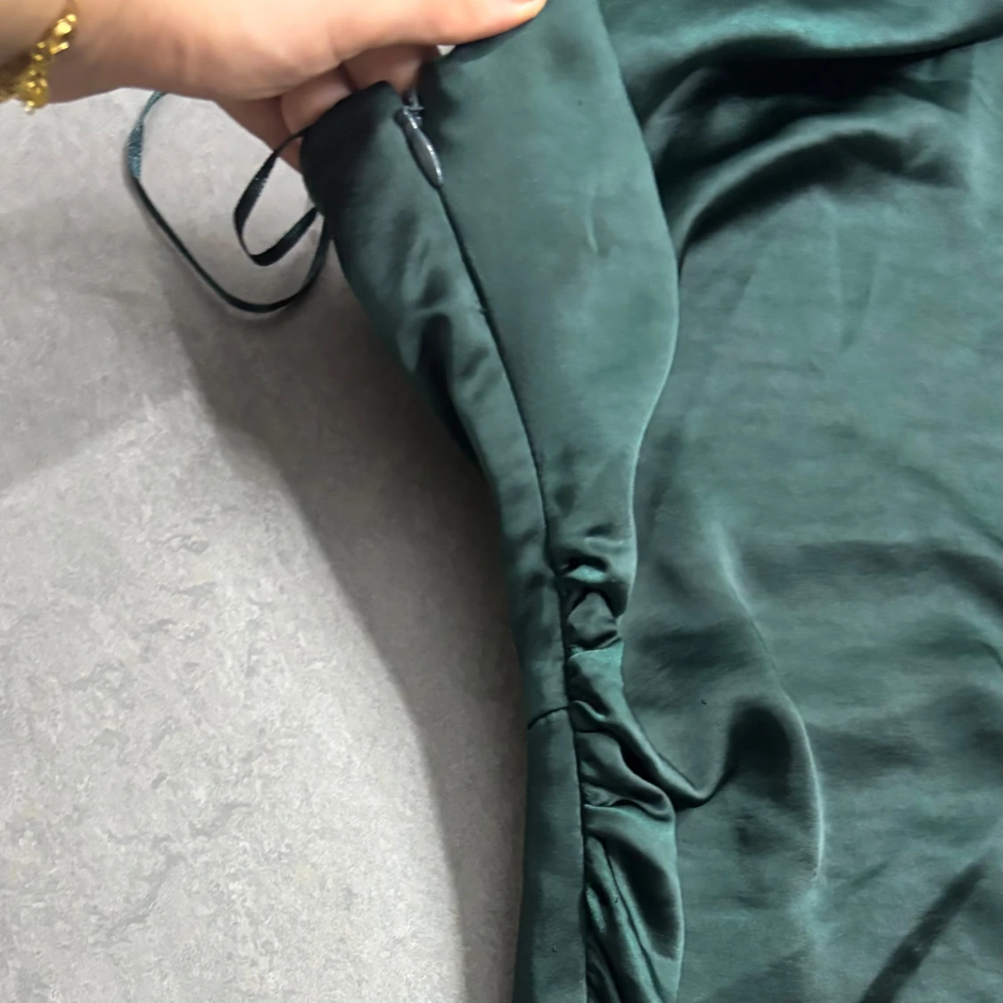 Mörkgrön oneshoulder klänning - 2