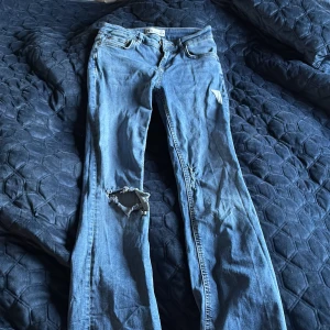 Bootcut jeans från Zara i strl 34 - Jättefina sparsamt använda bootcut jeans från Zara! 💕 I storlek 34. I fint skick!! Uppsprättade i benen så passar också lite längre personer. Finns bilder vid önskan 💕💕 