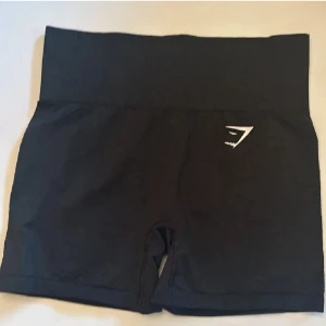 Svarta träningsshorts från Gymshark - Snygga svarta träningsshorts från Gymshark. Perfekta för gymmet eller löprundan. De är stretchiga, bekväma och i ny skick☺️