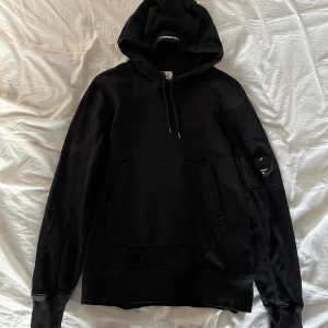 Svart hoodie från C.P. Company - Tröjan är i jätte bra skick och den köptes på debut i höstas. Priset är inte hugget i sten💸storlek M-S