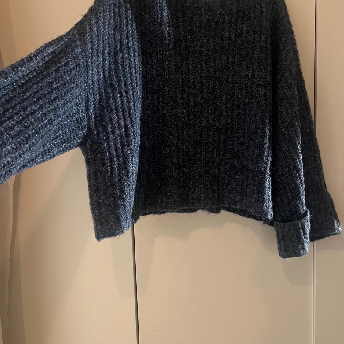 Mörkblå stickad tröja - 2