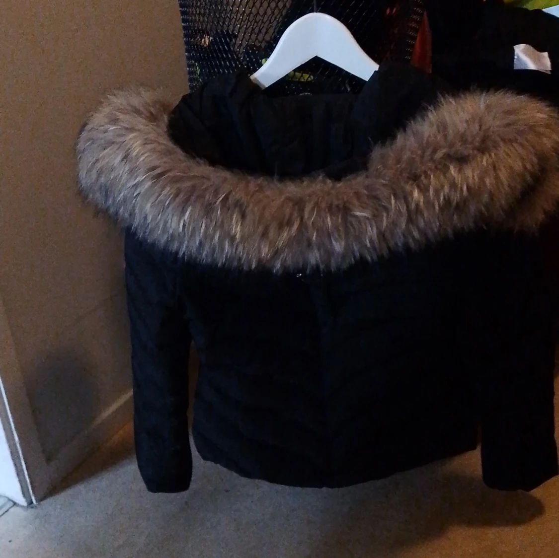 Svart dunjacka från Hollies - 3