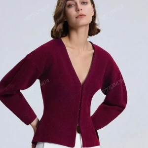 Vinröd kofta - Snygg vinröd kofta. Den har en v-ringad design och långa ärmar. Helt i nyskick då den aldrig blivit använd för den har varit för stor. 