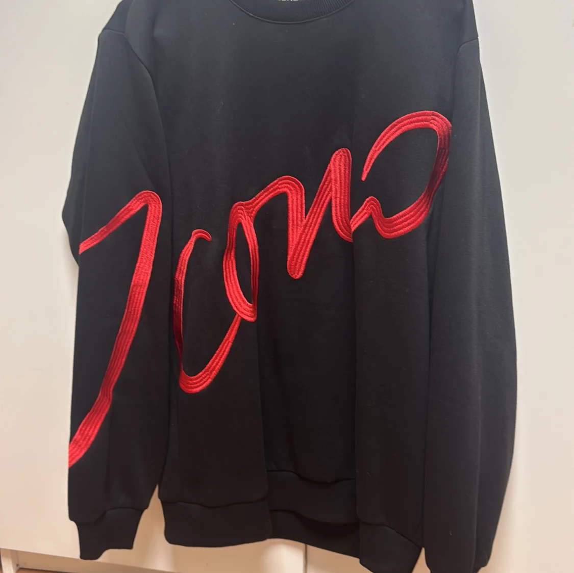 Svart sweatshirt med röd text - 1