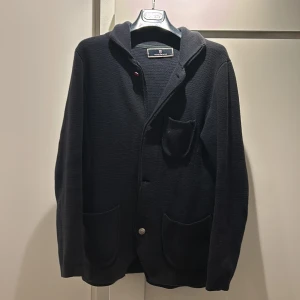 Mörkblå cardigan från Hansen & Jacob - Snygg mörkblå cardigan från Hansen & Jacob. Nypris ca 3000