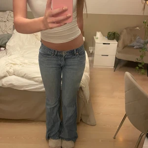Ljusblå lågmidjade bootcut jeans - Säljer då de är för små för mig! Från abrand jeans. Nypris ca 800. Kan gå ner i pris!