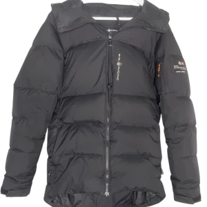 Sail Racing vinterjacka - Sail Racing vinterjacka i storlek M. Stilren design i svart färg, perfekt för kyligare väder. Jackan är i bra skick, med endast mindre tecken på användning. Tillverkad med fokus på funktionalitet och hållbarhet, vilket gör den idealisk för både vardag och utomhusaktiviteter. En varm och pålitlig jacka från det populära märket Sail Racing.