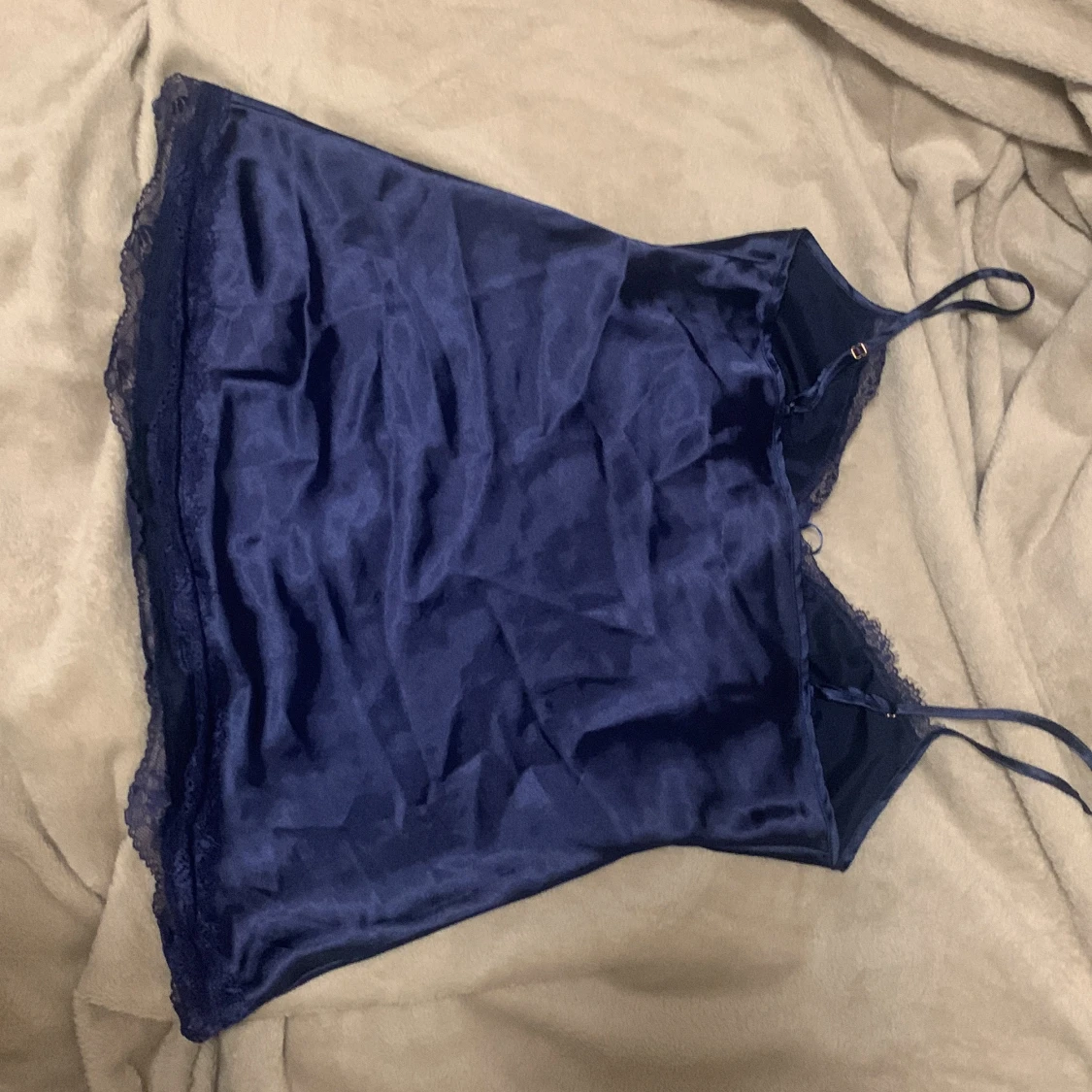 Mörkblå satinlinne med spetsdetaljer - 1