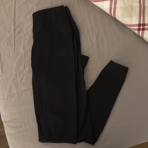 Svarta träningsbyxor från ICANIWILL - Snygga svarta träningsbyxor från ICANIWILL med snörning i midjan. 