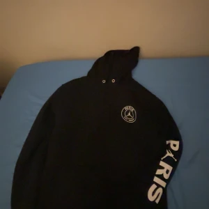 PSG Hoodie - Säljer den här snygga hoodie, då den inte kommer till användning längre. Perfekt för sportiga tillfällen eller som en stilren vardagströja. Pris går att diskuteras. Hör av er vid frågor och funderingar. 