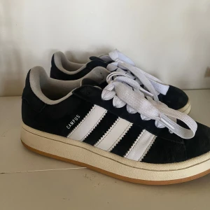 Svarta Adidas Campus sneakers - Snygga svarta Adidas Campus sneakers. Använda men är välbevarade i ett fint skick.