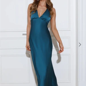 Blå/grön balklänning💙💚 - Superfin balklänning från hello molly. Den är endast testad men eftersom att jag köpt en annan och det är så omständigt att skicka tillbaka till USA så säljer jag den till förmånligt pris här🥰 skriv för egna bilder!!