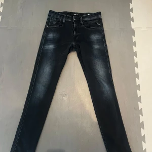 Replay anbass  - Säljer nu mina riktigt feta replay jeans i modellen anbass, de är i otroligt bra skick utan några defekter, en snygg wash och en snygg slim passform. De är stretchiga vilket gör de väldigt najs att bära dem under längre tid. Nypris ligger på 1900. Pris går självklart att diskutera! Hör av er vid minsta fråga eller fundering🤝