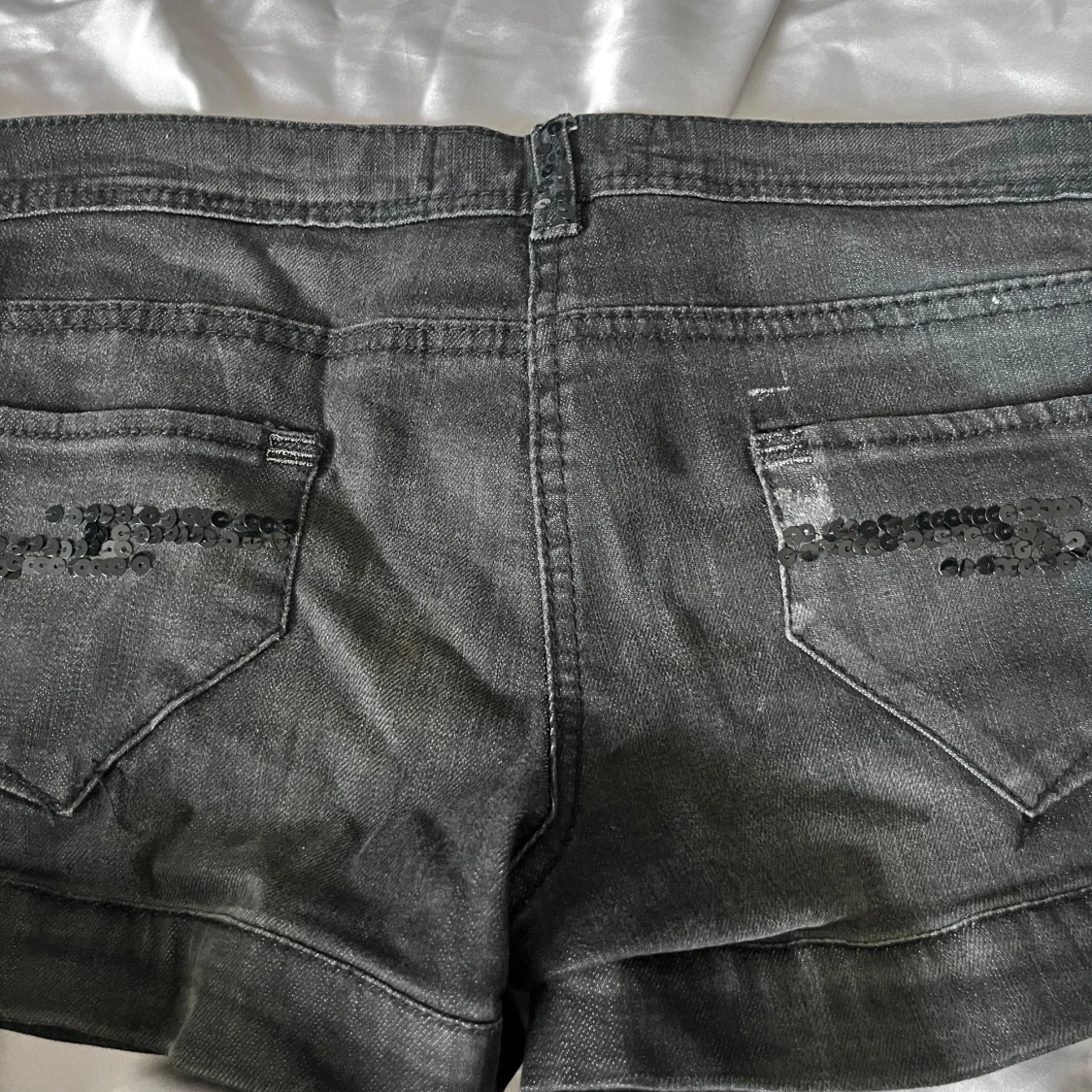 Svarta jeansshorts med paljettdetaljer - 1