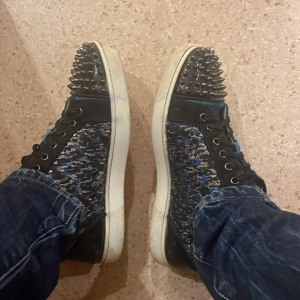 Christian Louboutin  - Intressekoll. Kom med prisförslag. Vid fler frågor skriv🫡🍻, skön modell som är svåra och få tag på. Äkta fast inget og, men är äkta går att kolla och legit checka. Tar emot Byten också. Finns kvitto från plick.