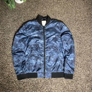 J.Lindeberg Jacka Windjacket - Hej, Här säljer jag en ruggigt fräsch J.Lindeberg jacka i storlek S. Den är i sjukt bra skick, inga tecken på använding och i en väldigt unik snygg färg. Hör av dig vid eventuella frågor!