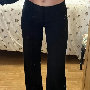 Svarta byxor från Madlady - Lågmidjade kostymbyxor, säljer då jag inte använder dom, de är använda några få gånger.