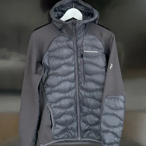 grå jacka från Peak Performance - Säljer en grå cardigan från Peak Performance. Den perfekta cardiganen nu till våren som är i extremt bra skick. Storlek S och nypris ligger på 2700.