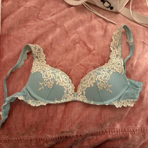 Ljusblå spets-bh Intimissimi  - Jätte fin bh från Intimissimi. Säljer pga jag har växt ut den❤️ storlek 75B. Ny skick använd nästan 6 gånger tvättad max 2. Färgen finns inte kvar på hemsidan längre💕