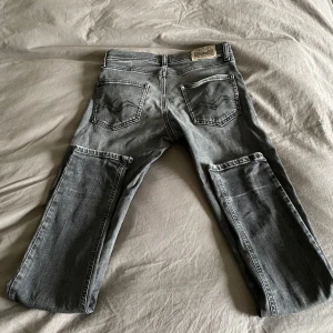 Grå jeans från Replay - Snygga grå jeans från Replay med klassisk femficksdesign och knappgylf. Perfekta för en avslappnad stil. Märkesdetaljer syns på fickan och insidan av midjan. Storlek 158 cm Slim (12-13 år). Bra skick. Storleken som är vald stämmer inte eftersom 158 cm inte fanns att välja. ”36 i storlek stämmer alltså inte”. Skriv för fler bilder.