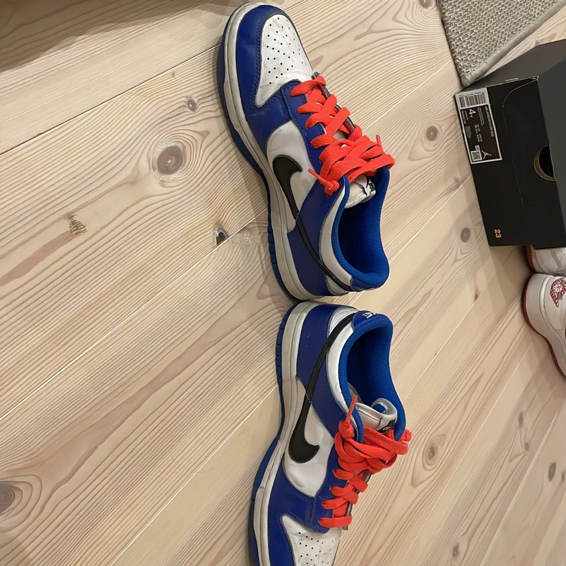 Nike Dunk i blått, vitt och rött - 4