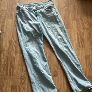 Lågmidjade jeans - Ett par lågmidjade jeans som är i bra skick, väldigt fina men blivit för små för mig tyvärr